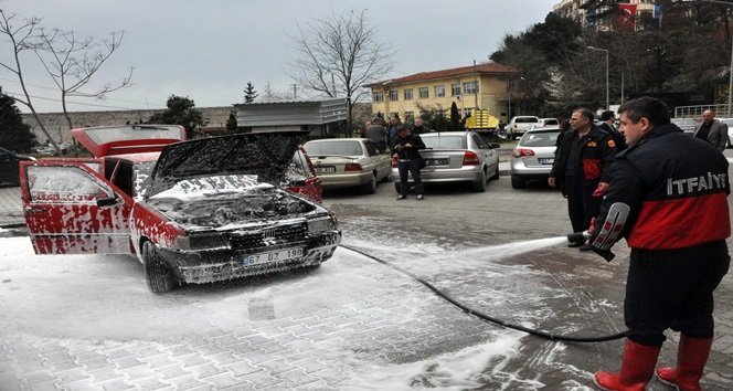 SEYİR HALİNDEKİ OTOMOBİLDE YANGIN ÇIKTI