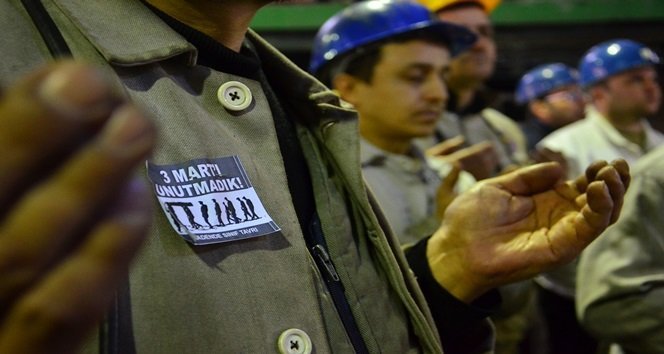 İŞÇİLER, 3 MART 1992 GÜNÜ FACİADA ÖLEN ARKADAŞLARINI DUALARLA ANDI. (İLHAN GÖKÇEN - ONUR ALTINDAĞ/ZONGULDAK-İHA)