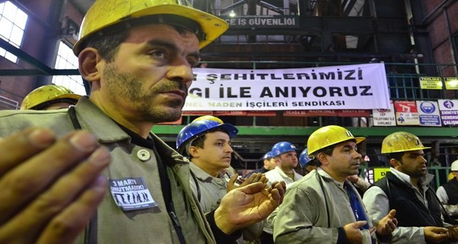 İŞÇİLER, 3 MART 1992 GÜNÜ FACİADA ÖLEN ARKADAŞLARINI DUALARLA ANDI. (İLHAN GÖKÇEN - ONUR ALTINDAĞ/ZONGULDAK-İHA)