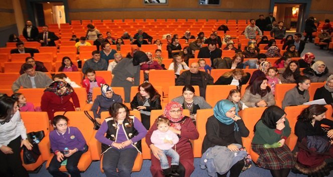 KDZ. EREĞLİ İLÇE MİLLİ EĞİTİM MÜDÜRLÜĞÜ'NÜN DÜZENLEDİĞİ İSTİKLAL MARŞI'NI GÜZEL OKUMA YARIŞMASININ İLK VE ORTAOKUL KATEGORİSİNİ ÖĞRENCİ VELİLERİDE İZLEDİ. (VEDAT KILIÇ/ZONGULDAK-İHA)