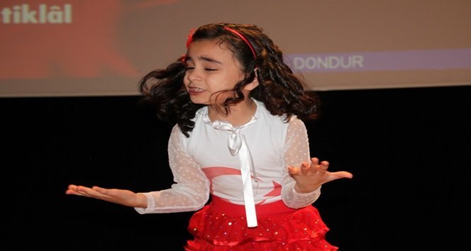 KDZ. EREĞLİ'DE İSTİKLAL MARŞI'NI GÜZEL OKUMA YARIŞMASINA KATILAN İLK OKUL ÖĞRENCİLERİ GÖZTERDİKLERİ PERFORMANS İLE İZLEYENLERİN BEĞENİSİNİ KAZANDI. (VEDAT KILIÇ/ZONGULDAK-İHA)