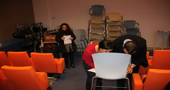 LİSE ÖĞRENCİLERİ ARASINDA DÜZENLENE YARIŞMADA JÜRİ ÜYELİĞİ YAPAN ÖĞRETMENLER SANDALYELERİN ÜZERİNDE FORMLARI DOLDURMAYA ÇALIŞTI. (VEDAT KILIÇ/ZONGULDAK-İHA)