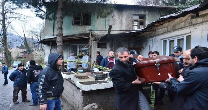 ZONGULDAK'TA KİMLİĞİ BELİRSİZ BİR KİŞİ, ÜÇ KİŞİYİ BAŞLARINDAN BİRER KURŞUNLA ÖLDÜRDÜ. OLAY YERİNE GELEN POLİS EKİPLERİ DE EVDE İNCELEME YAPTIKTAN SONRA CESETLER CENAZE ARAÇLARIYLA ATATÜRK DEVLET HASTANESİ MORGU’NA KALDIRILDI. (ONUR ALTINDAĞ - SERTAÇ ÖZDEMİR/ZONGULDAK-İHA)