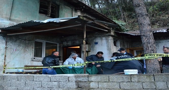 OLAY YERİNE GELEN POLİS EKİPLERİ DE EVDE İNCELEME YAPTIKTAN SONRA CESETLER CENAZE ARAÇLARIYLA ATATÜRK DEVLET HASTANESİ MORGU’NA KALDIRILDI. (ONUR ALTINDAĞ - SERTAÇ ÖZDEMİR/ZONGULDAK-İHA)