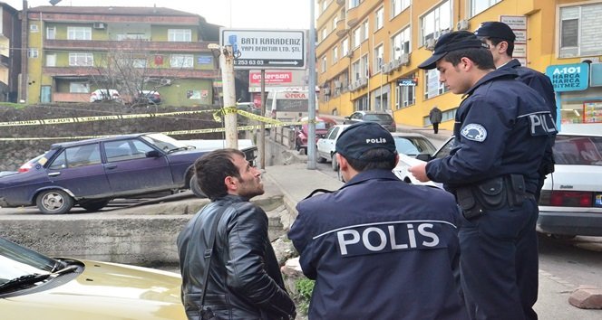 ZONGULDAK’TA BELEDİYEYE AİT AÇIK OTOPARKTA PARK HALİNDEKİ ŞÜPHELİ ARAÇ POLİSİ ALARMA GEÇİRDİ. OLAY YERİNDE ÇEVRE GÜVENLİĞİ ALAN POLİS, ARACIN SAHİBİNİN KISA SÜRE SONRA OLAY YERİNE GELMESİYLE RAHAT NEFES ALDI. (İLHAN GÖKÇEN - ONUR ALTINDAĞ/ZONGULDAK-İHA)