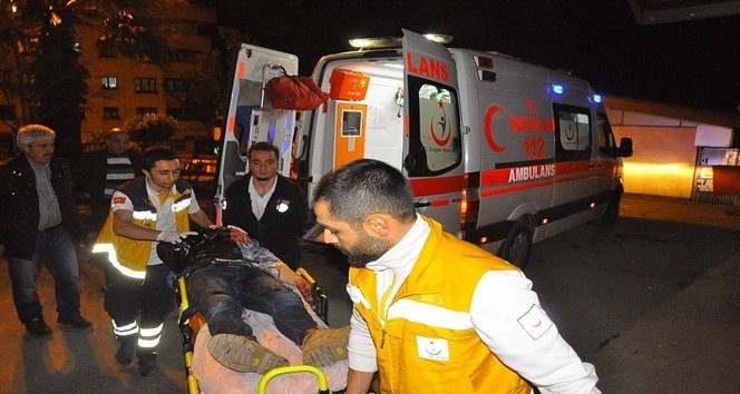 ZONGULDAK’TA ÜÇ ARKADAŞIN ALKOL SEFASI KANLI BİTTİ. BİRA ŞİŞESİNİ KENDİ BAŞINDA KIRDIĞI İDDİA EDİLEN GENÇ YARALANDI. (İLHAN GÖKÇEN - ONUR ALTINDAĞ/ZONGULDAK-İHA)