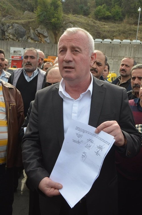 ZONGULDAK ŞOFÖRLER ODASI BAŞKANI OSMAN BAHAR VE BİR GRUP TAKSİCİ HASTANE ÖNÜNE GELEREK BASIN AÇIKLAMASI YAPTI. KONUNUN VALİ ALİ KABAN BAŞTA OLMAK ÜZERE SİYASİLERE İLETİLDİĞİNİ AKTARAN BAŞKAN BAHAR, ALANDA TRAFİK KOMİSYONUNUN 7 ARAÇ KARARININ OLDUĞUNU HATIRLATTI. (İLHAN GÖKÇEN/ZONGULDAK-İHA)