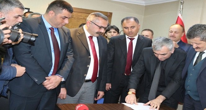 ÜRK-İŞ’İN 81 İLDE “ÖZEL İSTİHDAM BÜROLARINA VE ESNEK ÇALIŞMA HAYIR” ADIYLA DÜZENLEDİĞİ İMZA KAMPANYASINDA TOPLANAN 35 BİN İMZA GENEL MADEN İŞÇİLERİ SENDİKASI (GMİS) GENEL BAŞKANI AHMET DEMİRCİ TARAFINDAN AK PARTİ ZONGULDAK İL BAŞKANI ZEKİ TOSUN’A TESLİM EDİLDİ. (İLHAN GÖKÇEN/ZONGULDAK-İHA)