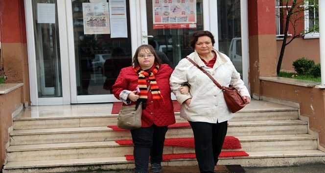 DOWN SENDROMLU KIZIYLA HAYATA YENİDEN TUTUNDU