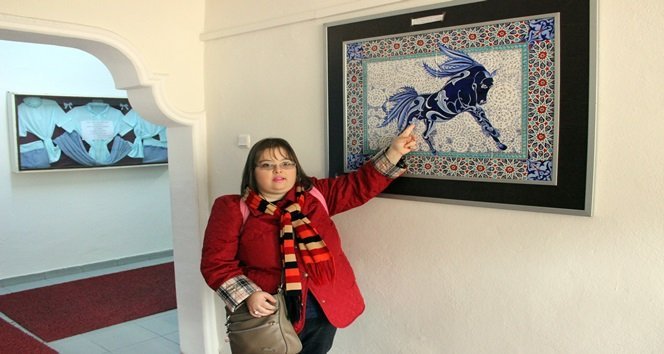 MUĞLA KIZ ÖĞRETMEN LİSESİ'Nİ BİTİRDİKTEN SONRA ZONGULDAK'IN ÇAYCUMA İLÇESİNE ATANAN 63 YAŞINDAKİ VESİLE TEKİN, ELVAN İSMİNİ VERDİKLERİ KIZININ DOĞUMUNDAN SONRA DOWN SENDROMLU OLDUĞUNU FARK ETTİ. ANNE; UZUN YILLAR BOYUNCA ÖNCE KIZININ EĞİTİMİ İÇİN ÇABALADI. KENDİSİ DE EĞİTİM ALARAK ENGELLİ ÇOCUKLARI OLAN AİLELERLE BİRLEŞEREK DERNEK KURDU. ÖĞRETMENLİK MESLEĞİNDEN EMEKLİ OLDUKTAN SONRA KIZINI BİR AN OLSUN YALNIZ BIRAKMAYAN ANNE, KIZIYLA YENİDEN HAYATA TUTUNDU. (EMRAH YILDIZ - ERCAN KARAKUŞ/ZONGULDAK-İHA)