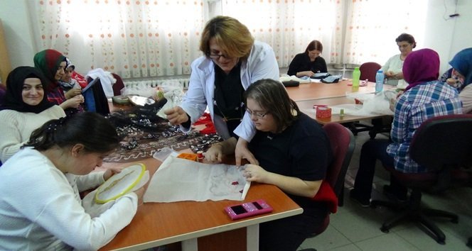 MUĞLA KIZ ÖĞRETMEN LİSESİ'Nİ BİTİRDİKTEN SONRA ZONGULDAK'IN ÇAYCUMA İLÇESİNE ATANAN 63 YAŞINDAKİ VESİLE TEKİN, ELVAN İSMİNİ VERDİKLERİ KIZININ DOĞUMUNDAN SONRA DOWN SENDROMLU OLDUĞUNU FARK ETTİ. ANNE; UZUN YILLAR BOYUNCA ÖNCE KIZININ EĞİTİMİ İÇİN ÇABALADI. KENDİSİ DE EĞİTİM ALARAK ENGELLİ ÇOCUKLARI OLAN AİLELERLE BİRLEŞEREK DERNEK KURDU. ÖĞRETMENLİK MESLEĞİNDEN EMEKLİ OLDUKTAN SONRA KIZINI BİR AN OLSUN YALNIZ BIRAKMAYAN ANNE, KIZIYLA YENİDEN HAYATA TUTUNDU. (EMRAH YILDIZ - ERCAN KARAKUŞ/ZONGULDAK-İHA)