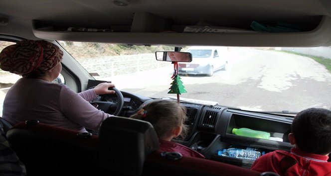 KDZ. EREĞLİ İLÇESİNDE EŞİNE YARDIM İÇİN BAŞLADIĞI ÖĞRENCİ SERVİSİ SÜRÜCÜLÜĞÜNÜ 12 YILDIR YAPAN GÜLER SEVİÇ, EŞİNİN İŞİNİ ELİNDEN ALDI. (VEDAT KILIÇ/ZONGULDAK-İHA)