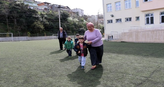 GÜLER SEVİÇ ÖĞRENCİLERE SADECE SÜRÜCÜLÜK DEĞİL BAZEN ABLA BAZENDE ANNELİK YAPIYOR. (VEDAT KILIÇ/ZONGULDAK-İHA)