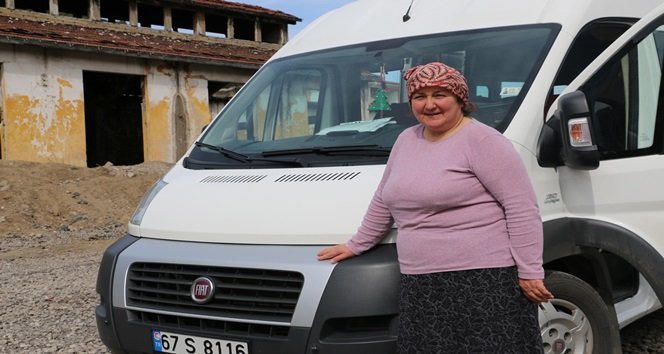 KADINLARIN İSTEDİĞİNDE HER İŞİ BAŞARABİLECEĞİNİ DİLE GETİREN GÜLER SEVİÇ, SABIRLA BAŞLADIĞI İŞİNE ALIŞTIĞINI SÖYLEDİ. (VEDAT KILIÇ/ZONGULDAK-İHA)