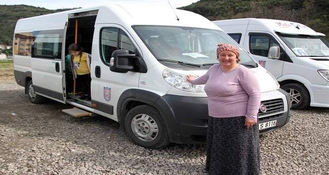 50 YAŞINDAKİ GÜLER SEVİÇ 12 YILDIR ÖĞRENCİ SERVİSİ İŞİNİ YAPIYOR. (VEDAT KILIÇ/ZONGULDAK-İHA)