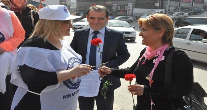 MADENCİ ANITI ÖNÜNDE TOPLANAN MEMUR-SEN KADIN KOLLARI ÜYELERİ YOLDAN GEÇEN KADINLARA VE ÇEVREDE BULUNAN KADIN POLİSLERE 8 MART DÜNYA KADINLAR GÜNÜ NEDENİYLE KARANFİL DAĞITTILAR. (İLHAN GÖKÇEN/ZONGULDAK-İHA)