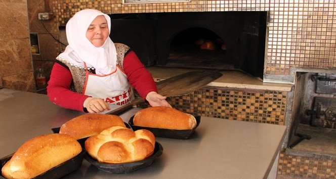 KDZ. EREĞLİ'DE EKMEK FIRINI İŞLETEN 55 YAŞINDAKİ FATMA ÇINAR, 20 YILDA KAZANDIĞI İLE HEM ÜÇ ÇOCUĞUNU EVLENDİRDİĞİNİ HEMDE HEPSİNE EV VE ARABA ALDIĞINI SÖYLEDİ. (VEDAT KILIÇ/ZONGULDAK-İHA)