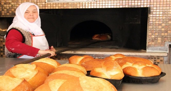KDZ. EREĞLİ'DE ÜÇ ÇOCUK VE 7 TORUN SAHİBİ FATMA ÇINAR 20 YILDIR EKMEK FIRININDA HEM ÇALIŞIYOR HEMDE PATRONLUK YAPIYOR. (VEDAT KILIÇ/ZONGULDAK-İHA)