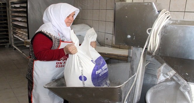 KDZ. EREĞLİ'DE YAŞAYAN 55 YAŞINDAKİ FATMA ÇINAR 20 YILDIR EKMEK FIRININDA HEM ÇALIŞIYOR HEMDE PATRONLUK YAPIYOR. (VEDAT KILIÇ/ZONGULDAK-İHA)