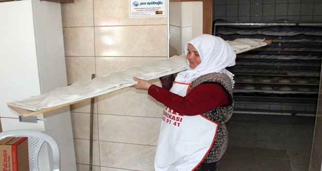 55 YAŞINDAKİ FATMA ÇINAR, TÜM KADINLARA ÇALIŞIP AİLE BÜTÇELERİNE KATKI SAĞLAYABİLECEKLERİNİ SÖYLEDİ. (VEDAT KILIÇ/ZONGULDAK-İHA)