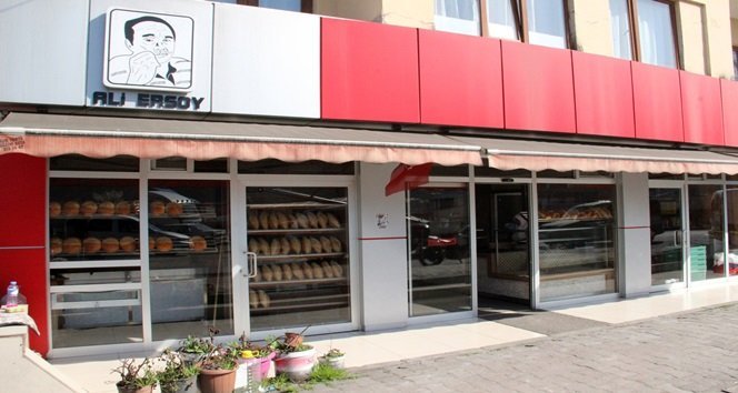 BABASI VE EŞİ VEFAT EDEN FATMA ÇINAR, DEVİR ALDIĞI FIRINI 20 YILDIR İŞLETİYOR. (VEDAT KILIÇ/ZONGULDAK-İHA)