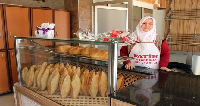 KDZ. EREĞLİ İLÇESİNDE YAŞAYAN 55 YAŞINDAKİ FATMA ÇINAR, 20 YILDIR İŞLETTİĞİ FIRINDA HEM ÇALIŞIYOR HEMDE PATRONLUK YAPIYOR. (VEDAT KILIÇ/ZONGULDAK-İHA)