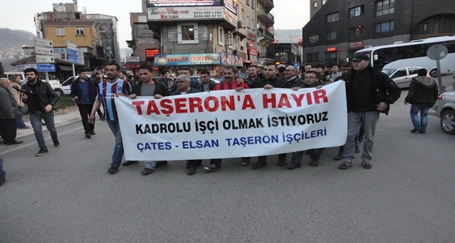 ADINLARIN MADENCİ ANITI ÖNÜNDE TOPLANDIKLARI SIRADA “TAŞERONA HAYIR” PANKARTIYLA MADENCİ ANITI ÖNÜNE GELEN MADEN İŞÇİLERİ ATTIKLARI “KADININA UZANAN ELLER KIRILSIN” “YAŞASIN BİRLİK DAYANIŞMASI” SLOGANLARIYLA YÜRÜYÜŞE KATILAN KADINLARA DESTEK OLDULAR. (İLHAN GÖKÇEN/ZONGULDAK-İHA)