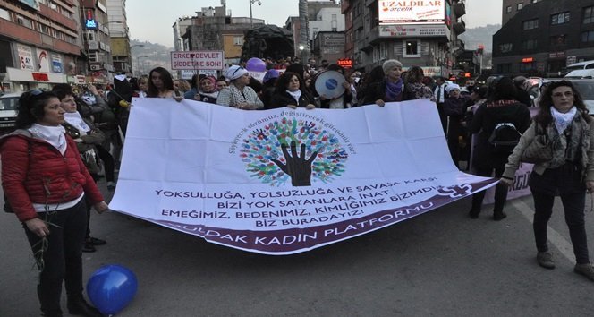 8 MART DÜNYA KADINLAR GÜNÜ KAPSAMINDA ZONGULDAK KADIN PLATFORMU ADI ALTINDA YÜRÜYÜŞ DÜZENLENDİ. İLK OLARAK MADENCİ ANITI ÖNÜNDE TOPLANAN VATANDAŞLAR BURADA ÇEŞİTLİ SLOGANLAR ATARAK 8 MART DÜNYA KADINLAR GÜNÜNÜ KUTLADILAR. BÜLENT ECEVİT ÜNİVERSİTESİ ÖĞRENCİ KOLEKTİFİ’DE DÜZENLENEN ETKİNLİĞE KATILARAK BU COŞKUYA ORTAK OLDULAR. (İLHAN GÖKÇEN/ZONGULDAK-İHA)