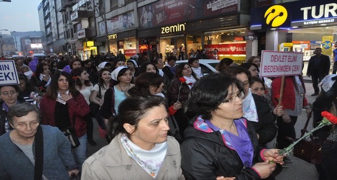 ADENCİ ANITI ÜZERİNDE BİR SÜRE SLOGANLAR ATARAK VE HALAY ÇEKEREK 8 MART DÜNYA KADINLAR GÜNÜNÜ KUTLAYAN KADINLAR ARDINDAN GAZİPAŞA CADDESİ ÜZERİNDEN ZONGULDAK VALİLİĞİ ÖNÜNE KADAR YÜRÜDÜLER. YÜRÜYÜŞ ESNASINDA YOLDAN GEÇEN VATANDAŞLAR ALKIŞLARLA YÜRÜYÜŞE DESTEK OLDULAR. (İLHAN GÖKÇEN/ZONGULDAK-İHA)
