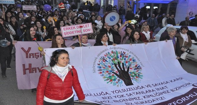 8 MART DÜNYA KADINLAR GÜNÜ KAPSAMINDA ZONGULDAK’TA YÜRÜYÜŞ DÜZENLENDİ. MADENCİ ANITI ÖNÜNDE TOPLANAN VATANDAŞLAR SLOGANLAR ATARAK ZONGULDAK VALİLİĞİNE KADAR YÜRÜDÜLER. (İLHAN GÖKÇEN/ZONGULDAK-İHA)