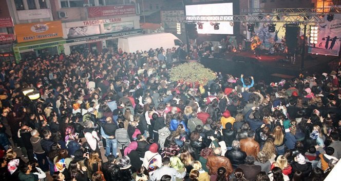 YENİ TÜRKÜ MÜZİK GRUBUNUN ÇAYCUMA BELEDİYESİNİN DAVETLİSİ OLARAK, VERDİĞİ KONSER MUHTEŞEM GÖRÜNTÜLERE SAHNE OLDU. KONSERE YAKLAŞIK 3 BİN KİŞİ KATILDI. (EMRAH YILDIZ/ZONGULDAK-İHA)
