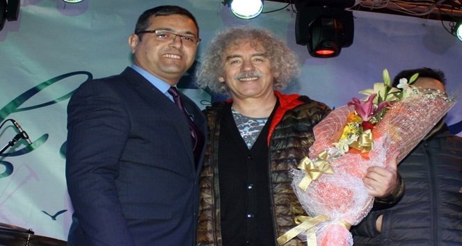 ÇAYCUMA BELEDİYE BAŞKAN VEKİLİ CENGİZ GÖKÇE (SOLDAKİ), YENİ TÜRKÜ GRUBU SOLİSTİ DERYA KÖROĞLU'NA (SAĞDAKİ) KONSER SONUNDA ÇİCEK TAKDİM ETTİ. (EMRAH YILDIZ/ZONGULDAK-İHA)