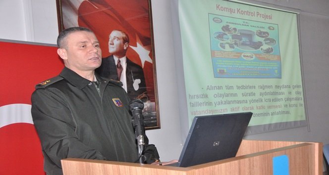MERKEZ İLÇE JANDARMA KOMUTANI BİNBAŞI İSMAİL GÖKÇEK YAPTIĞI SUNUM VE KONUŞMASINDA YAPILAN HIRSIZLIK OLAYLARI HAKKINDA BİLGİ VERDİ. GÖKÇEK AYRICA VATANDAŞLARIN HIRSIZLIK OLAYLARINA KARŞI ALMASI GEREKEN TEDBİRLER HAKKINDA DA BİLGİLENDİRDİ. (İLHAN GÖKÇEN/ZONGULDAK-İHA)