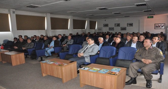 ZONGULDAK İL JANDARMA KOMUTANLIĞI TARAFINDAN KÖY VE MAHALLE MUHTARLARINA KOMŞU KONTROL PROJESİ İLE İLGİLİ BİLGİLENDİRME TOPLANTISI GERÇEKLEŞTİRİLDİ. YAPILAN TOPLANTIDA MUHTARLAR VE AZALAR HIRSIZLIK OLAYLARINA KARŞI BİLGİLENDİRİLDİ. (İLHAN GÖKÇEN/ZONGULDAK-İHA)