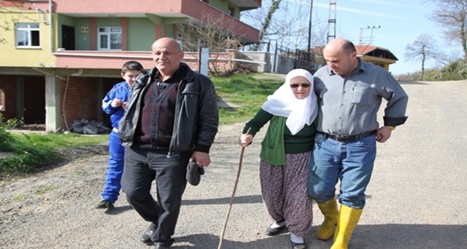 ZONGULDAK'IN EREĞLİ İLÇESİNE BAĞLI GEBE KÖYÜNDE HALK BAZ İSTASYONUNA KARŞI EYLEM YAPTI. EYLEME 72 YAŞINDAKİ AYTEN ŞEN' DE GÖZ YAŞLARI İÇERİSİNDE KATILDI. (VEDAT KILIÇ/ZONGULDAK-İHA)