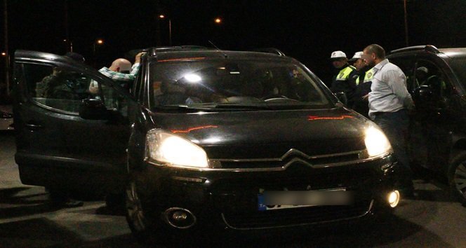 KDZ. EREĞLİ İLÇE EMNİYET MÜDÜRLÜĞÜ'NE BAĞLI POLİS EKİPLERİ ŞÜPHE ÜZERİNE DURDUKLARI ARAÇTAKİ BİR ŞAHSIN AYAKKABISININ İÇERİSİNE SAKLADIĞI UYUŞTURUCUYU YAKALADI. (VEDAT KILIÇ/ZONGULDAK-İHA)