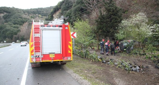 KDZ. EREĞLİ İLÇESİNDE TAKLA ATAN OTOMOBİLDE SIKIŞAN SÜRÜCÜYÜ İTFAİYE EKİPLERİ ÇIKARDI. (VEDAT KILIÇ/ZONGULDAK-İHA)