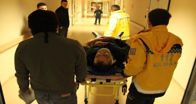 TAKLA ATAN OTOMOBİLDE YARALANAN SÜRÜCÜ KDZ. EREĞLİ DEVLET HASTANESİ'NE KALDIRILDI. (VEDAT KILIÇ/ZONGULDAK-İHA)
