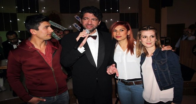 ÜNLÜ ŞARKICI HAKAN TAŞIYAN, KDZ. EREĞLİ İLÇESİNDE ÖZEL BİR ORGANİZASYON İÇİN KONSER VEREN SANATÇI ARKADAŞI CAFER DİNÇ'E DESTEK OLMAK İÇİN İLÇEYE GELDİ. HAKAN TAŞIYAN, HAYRANLARININ KENDİSİ İLE FOTOĞRAF ÇEKTİRMEK İÇİN SAHNEYE GELMESİNE KIZDI. (VEDAT KILIÇ/ZONGULDAK-İHA)