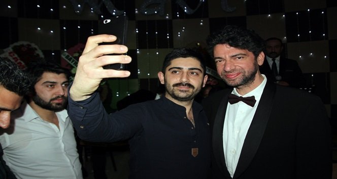 ÜNLÜ ŞARKICI HAKAN TAŞIYAN, KDZ. EREĞLİ İLÇESİNDE ÖZEL BİR ORGANİZASYON İÇİN KONSER VEREN SANATÇI ARKADAŞI CAFER DİNÇ'E DESTEK OLMAK İÇİN İLÇEYE GELDİ. HAKAN TAŞIYAN, HAYRANLARININ KENDİSİ İLE FOTOĞRAF ÇEKTİRMEK İÇİN SAHNEYE GELMESİNE KIZDI. (VEDAT KILIÇ/ZONGULDAK-İHA)