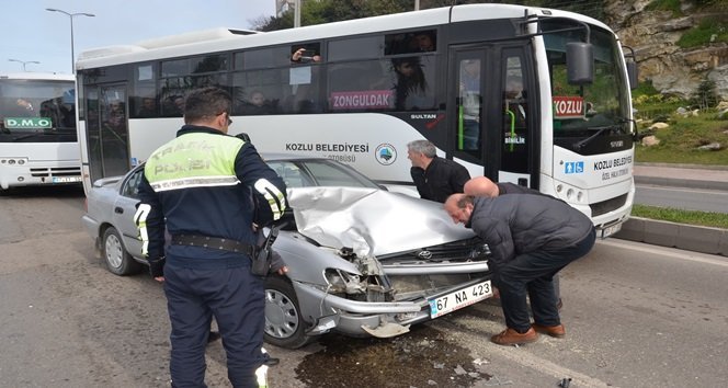 EDİNİLEN BİLGİYE GÖRE KAZA MİLLİ EGEMENLİK CADDESİ ÜZERİNDE MEYDANA GELDİ. 67 NA 423 PLAKALI OTOMOBİLİN SÜRÜCÜSÜ, POLİSEVİ IŞIKLI KAVŞAĞINDA TRAFİK LAMBALARINDA BEKLEYEN RECAİ ÇİL İDARESİNDEKİ 67 DP 965 PLAKALI HALK OTOBÜSÜNE ARKADAN ÇARPTI. (İLHAN GÖKÇEN/ZONGULDAK-İHA)