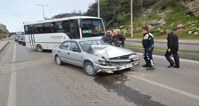 OTOMOBİLİN DİREKSİYON HAKİMİYETİNİ KAYBETMESİ SONUCU MEYDANA GELEN KAZADA OTOMOBİLDE BULUNAN ÜÇ KİŞİ HAFİF ŞEKİLDE YARALANDI. (İLHAN GÖKÇEN/ZONGULDAK-İHA)