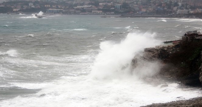 FIRTINANIN ETKİLİ OLDUĞU LİMAN CADDESİ’NDE DALGA BOYU 7 METRELİK İSTİNAT DUVARINI AŞTI. MİLLİ EGEMENLİK CADDESİ ÜZERİNDE DE ZAMAN ZAMAN DALGA KIRANLARI AŞAN DEV DALGALAR KARA YOLUNA KADAR ULAŞTI. (İLHAN GÖKÇEN - ONUR ALTINDAĞ/ZONGULDAK-İHA)