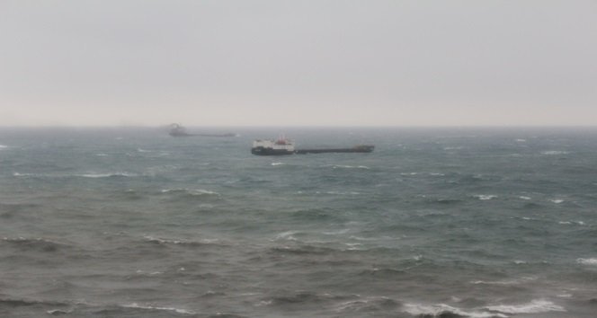 ZONGULDAK’TA ŞİDDETLİ FIRTINA HAYATI OLUMSUZ ETKİLEDİ. AÇIKTA SIRA BEKLEYEN YÜK GEMİLERİ ADETA BEŞİK GİBİ SALLANDI. (İLHAN GÖKÇEN - ONUR ALTINDAĞ/ZONGULDAK-İHA)