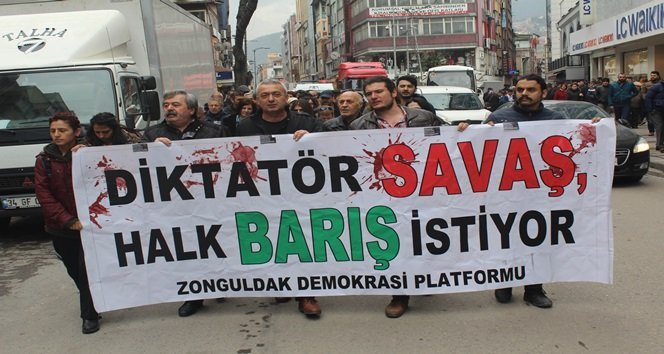 MADENCİ ANITI ÖNÜNDE TOPLANAN GRUP GAZİPAŞA CADDESİ ÜZERİNDEN ÇEŞİTLİ SLOGANLAR ATARAK ZONGULDAK VALİLİĞİ BİNASINA KADAR YÜRÜDÜLER. (İLHAN GÖKÇEN/ZONGULDAK-İHA)