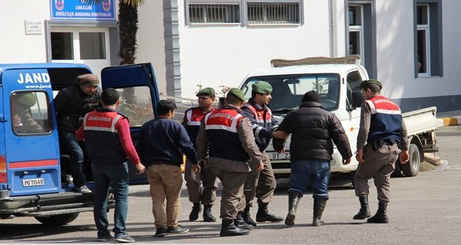 TELEFON HATLARI KESİLİNCE JANDARMAYA YAKALANDILAR
