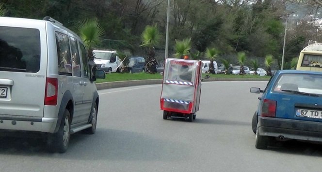 ZONGULDAK’IN EREĞLİ İLÇESİNDE YAŞAYAN 83 YAŞINDAKİ BAYRAM TEKCE, KENDİ TASARLADIĞI ENGELLİ ARACI İLE HER GÜN 30 KİLOMETRE YOL GİDİYOR. (İHA/ZONGULDAK-İHA)