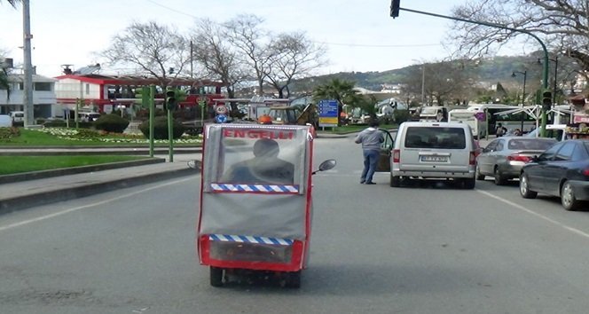 ZONGULDAK’IN EREĞLİ İLÇESİNDE YAŞAYAN 83 YAŞINDAKİ BAYRAM TEKCE, KENDİ TASARLADIĞI ENGELLİ ARACI İLE HER GÜN 30 KİLOMETRE YOL GİDİYOR. (İHA/ZONGULDAK-İHA)