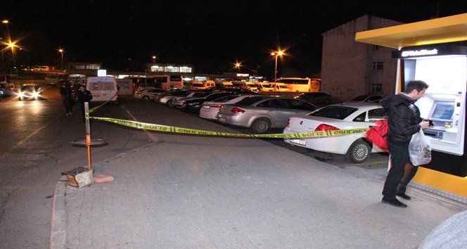 ŞÜPHELİ ÇANTANIN BULUNDUĞU OTOPARKIN ETRAFINDA POLİS EKİPLERİ EMNİYET ŞERİDİ ÇEKERKEN, BAZI VATANDAŞLAR BU DURUMA ALDIRMADAN BANKAMATİKTEN PARA ÇEKMEYE DEVAM ETTİ. (VEDAT KILIÇ/ZONGULDAK-İHA)