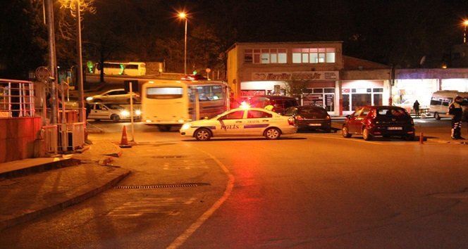 EMNİYET MÜDÜRLÜĞÜ BİNASI YAKININA BIRAKILAN ŞÜPHELİ ÇANTA NEDENİYLE POLİS CADDEYİ HER İKİ YÖNDE TRAFİĞE KAPATTI. (VEDAT KILIÇ/ZONGULDAK-İHA)